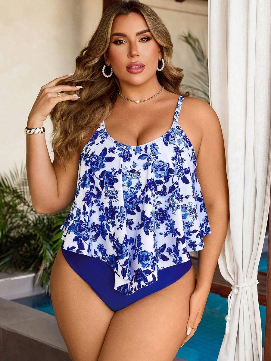 SHEIN Swim 大码两件套蓝白瓷风格随机印花后背大圆领荷叶边吊带背心搭配褶皱高腰三角裤女式比基尼套装,夏季海滩度假 - 藍白色 - 查看 1