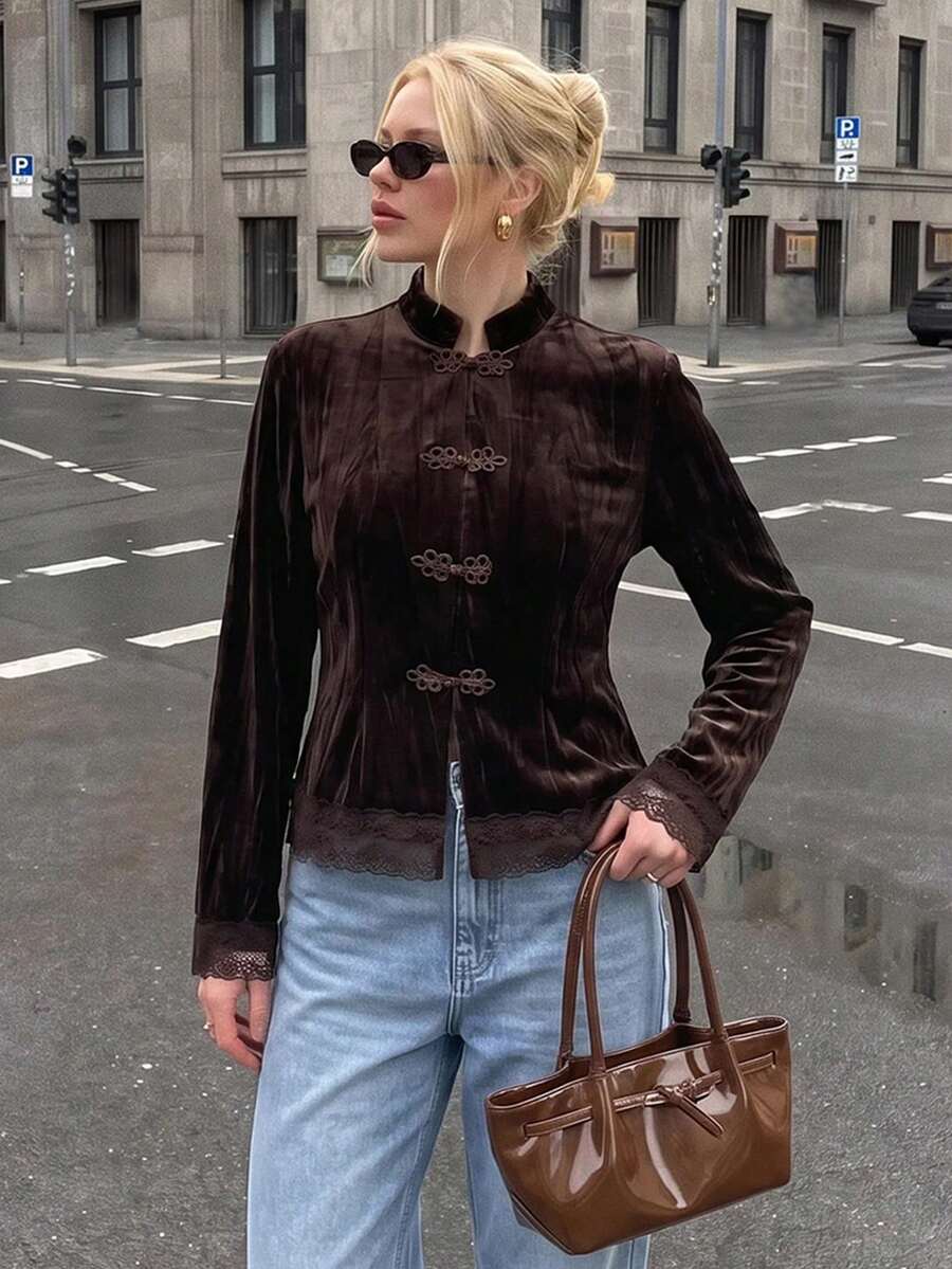 Struktiv 女款秋冬時尚立領天鵝絨亮面盤扣對比蕾絲中式休閒戶外購物派對夾克 - 棕色 - 查看 1