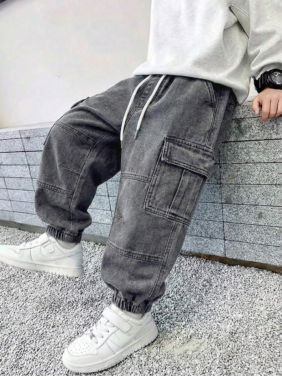 SHEIN Mirajuku 男童復古休閒街頭風多口袋寬鬆舒適全彈性腰抽繩收口牛仔工裝褲,基礎休閒時尚百搭,適合四季、度假、開學,百搭牛仔工裝褲款 - 黑色 - 查看 1