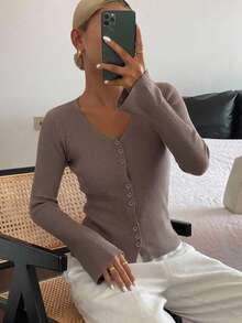 DAZY 女款純色修身V領彈性喇叭袖長袖休閒開襟衫，薄款春夏秋度假上衣 - 卡其色 - 查看 4