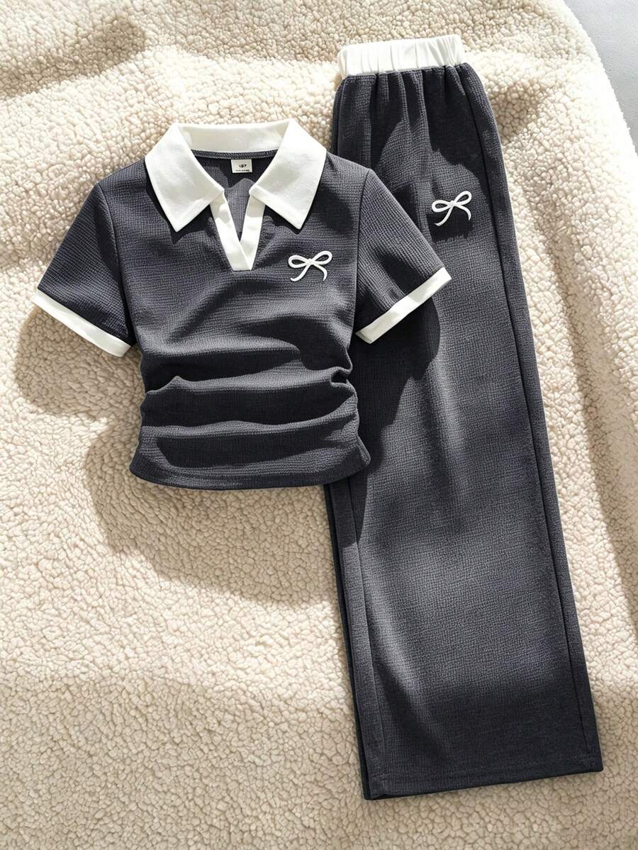 SHEIN 2件組女童大童套裝,翻領半排扣短袖T恤上衣配蝴蝶結圖案,寬鬆寬腿長褲,2件套,夏季 - 深灰色 - 查看 1