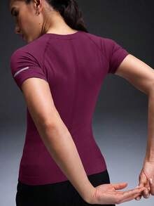 Powerista Kaos Olahraga Kasual Wanita dengan Cetakan Huruf untuk Perjalanan Sehari-hari - Burgundy - View 3