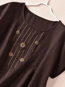 Rusticease 大尺碼女款棕色刺繡短袖缺口領襯衫與長褲休閒軟挺兩件套，適合外出、度假、正式場合，夏季穿著 - 棕色 - 查看 3