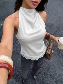 Firerie 女款性感露背荷葉領蕾絲拼接上衣，優雅適合派對、通勤與度假，優雅蕾絲飾邊露背上衣，性感緞面拼接無袖上衣，適用於派對、雞尾酒會、正式場合、商務休閒及其他場合，日常通勤女款上衣 - 白色 - 查看 1