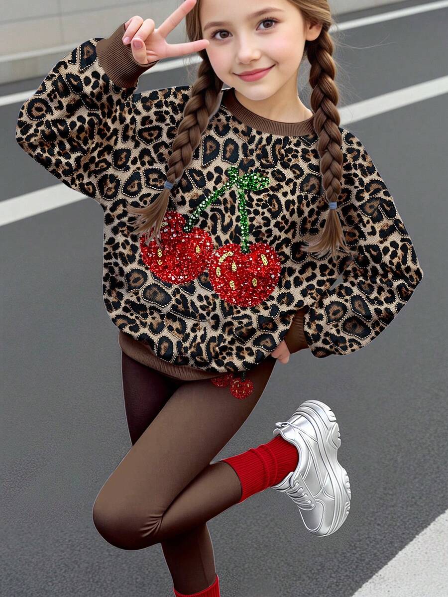 Conjunto de 2 Peças de Moletom de Manga Longa com Gola Redonda e Legging, Estampa de Leopardo Doce com Padrão de Cereja em Tom Marrom Vintage Americano, Casual para Meninas Jovens, Adequado para Outono/Inverno, Estilo Retrô de Rua, Fácil e Confortável, Camadas de Outono para Crianças, Y2K, Roupa Esportiva, Passeios, Fotografia de Rua, Campus, Forro de Fleece Relaxante - Multicolorido - Visão 1