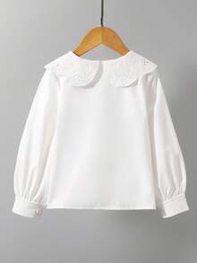 SHEIN 女童蕾絲大翻領白色襯衫，溫柔公主風，雙層鏤空刺繡彼得潘領，精緻柔軟，單排圓鈕扣，燈籠袖配收口袖口，面料順滑垂墜，可單穿或搭配裙裝、吊帶褲，適合日常上學、外出，百搭內搭層 - 白色 - 查看 2