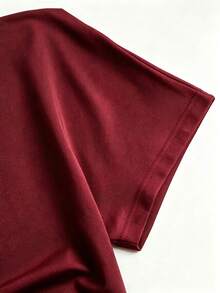Sweetra Model Terbaru Fashion Wanita: Kaos Lengan Pendek dengan Leher Bahu Asimetris, Pinggang Berkerut, Hiasan Renda di Bagian Bawah, dan Belahan Asimetris. - Burgundy - View 7