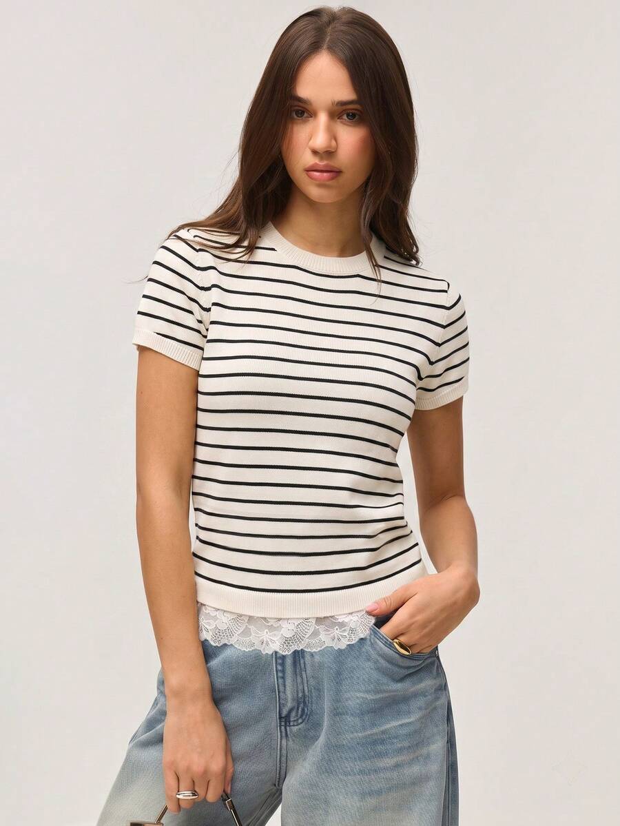 SHEIN Orluneo 2026新款女款奶油黑條紋針織短袖上衣-圓領、精緻蕾絲荷葉邊下擺、經典橫條紋圖案、寬鬆剪裁、輕鬆融合復古法式魅力與柔美女性風格、適合早午餐約會、度假穿搭及春夏日常穿著 - 黑與白 - 查看 1