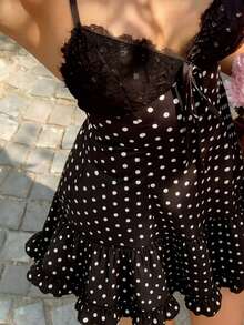 Cévolie 女款春夏性感優雅編織掛脖綁帶式罩杯拼接蕾絲波點A字版型荷葉邊抓皺修身迷你洋裝 - 黑色 - 查看 3