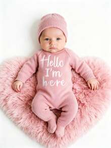 SHEIN 2件組 Hello I'm Here 淡粉色新生兒男嬰女嬰趣味圖案針織嬰兒連身衣連腳褲含帽子 秋季拍照道具 - 粉色 - 查看 1