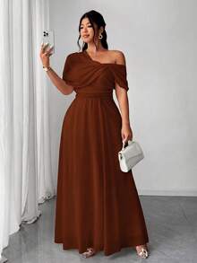 SHEIN PETITE CURVE 大码女士优雅浪漫婚礼宾客礼服，轻盈雪纺单肩开衩连衣裙，适合派对穿着 - 棕色 - 查看 3