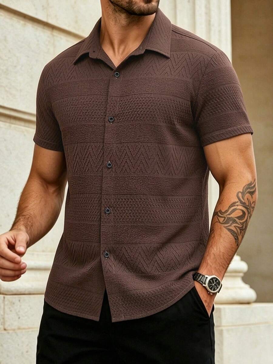 Manfinity Homme 男士純色簡約鈕扣休閒短袖襯衫,適合送給男友的禮物,正式場合適用 - 巧克力棕 - 查看 1