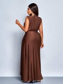 SHEIN PETITE CURVE “女士短款优雅纯色褶皱镂空时尚金属环扣独特设计抽褶开衩无袖长款连衣裙，适合秋冬季、休闲、派对、伴娘、万圣节、圣诞节、新年夜、节日服装、新年服装、圣诞派对女士冬季服装、感恩节女士服装” - 咖啡棕 - 查看 5