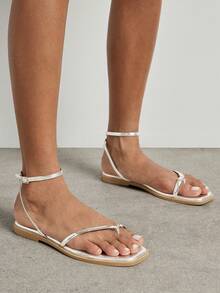 SHUZIA #UrbanLuxe 女士电镀金 TPU 绑带银色踝带环趾平底凉鞋 – 优雅、简约、奢华的日常风格。 - 銀色 - 查看 3