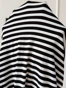 SHEIN تي شيرت كاجوال مخطط بأكمام طويلة للحوامل للخريف - أبيض وأسود - مشاهدة 7