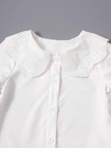 SHEIN 女童蕾絲大翻領白色襯衫，溫柔公主風，雙層鏤空刺繡彼得潘領，精緻柔軟，單排圓鈕扣，燈籠袖配收口袖口，面料順滑垂墜，可單穿或搭配裙裝、吊帶褲，適合日常上學、外出，百搭內搭層 - 白色 - 查看 3
