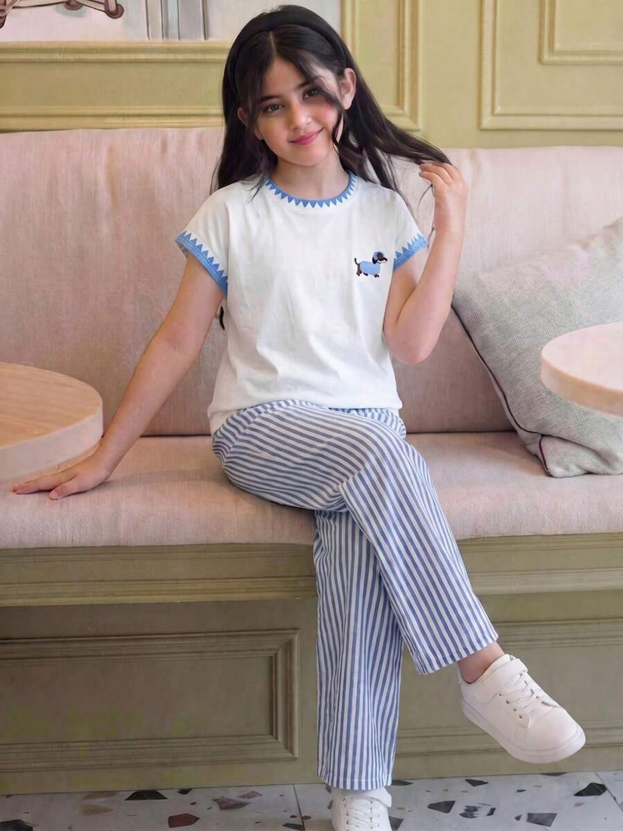 SHEIN 青少年女孩休閒學院通勤風 寬鬆落肩袖 3D 狗牙邊飾仿刺繡裝飾圓領針織提花 T 恤與紋理條紋愛心印花直筒寬腿褲 2 件套 白色上衣 黑白條紋褲 - 藍色 - 查看 1