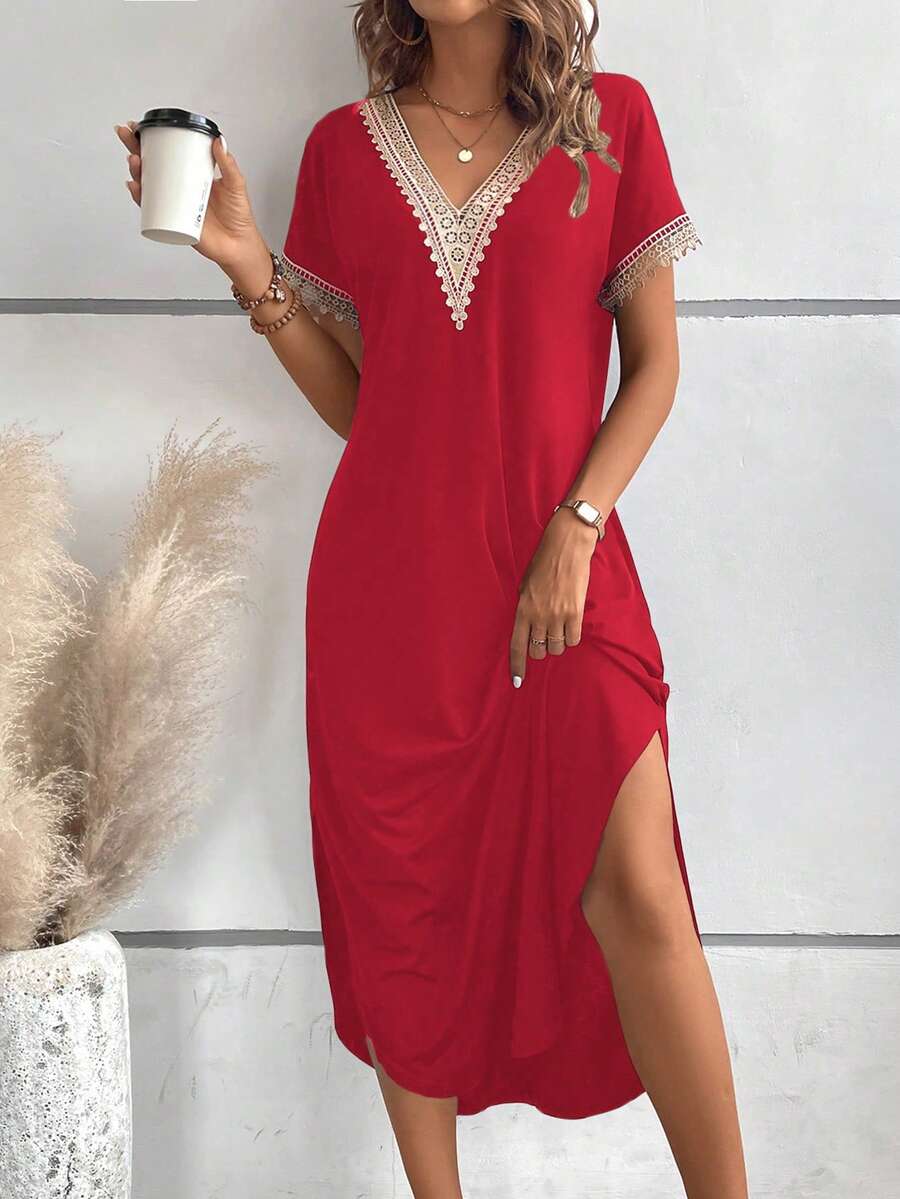 SHEIN LUNE 撞色蕾丝开叉大腿 T 恤连衣裙,适合新年服装长款女装 - 紅色 - 查看 1