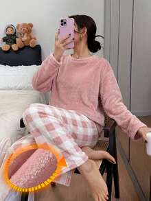 DAZY 女款素色圓領長袖上衣與格紋長褲睡衣套裝 - 粉色 - 查看 4
