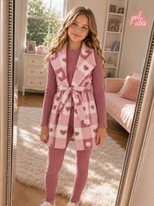Conjunto de 3 Peças Rosa para Meninas, Camada Interna com Camiseta de Manga Longa e Calça em Malha Grossa Escovada da Mesma Cor, Camada Externa com Colete Grosso de Fleece Sem Gola. O Colete é Coberto com Padrão Xadrez de Coração Rosa e Branco, Acompanha Gravata do Mesmo Tecido, Design de Lapela Grande é Macio, Esquema de Cores Rosa Doce com Padrão de Coração, Adequado para Uso no Inverno, Quente e Confortável - Rosa chiclete - Visão 11