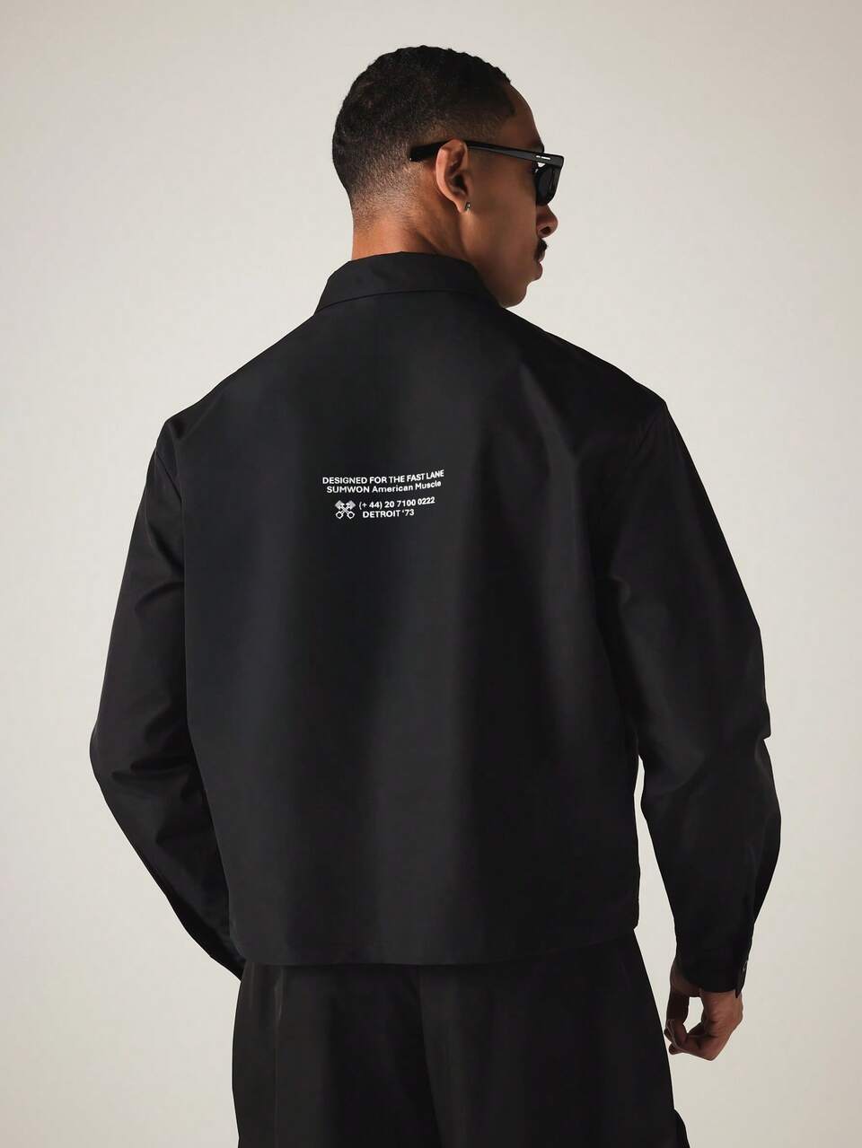 Chemise courte et carrée noire unie avec col pointu, boutons-pression métalliques, manches longues, surchemise décontractée chic pour l'automne et l'hiver