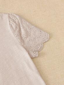 SHEIN LUNE 大尺碼女款拼接鏤空刺繡短袖休閒T恤 - Volcanic Gray - 查看 3