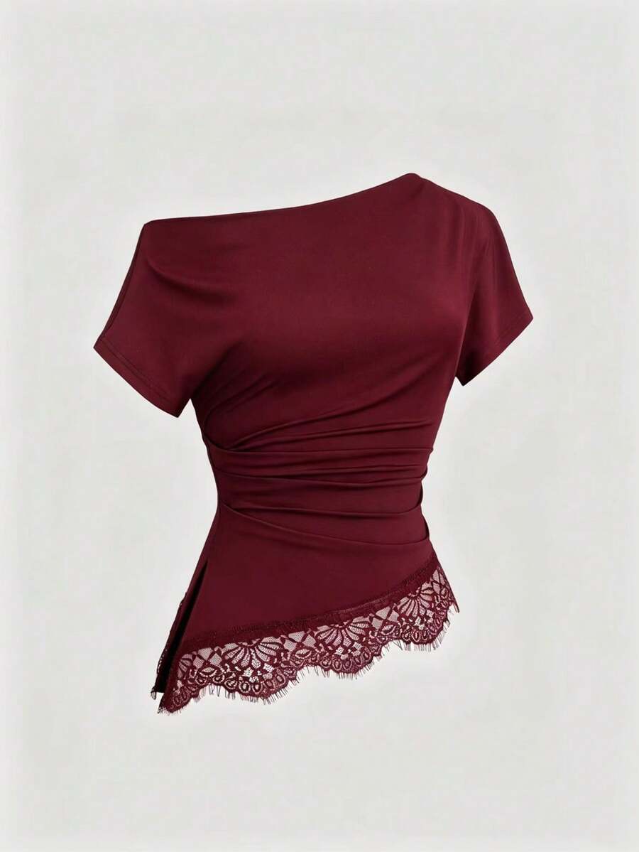 Sweetra Model Terbaru Fashion Wanita: Kaos Lengan Pendek dengan Leher Bahu Asimetris, Pinggang Berkerut, Hiasan Renda di Bagian Bawah, dan Belahan Asimetris. - Burgundy - View 1