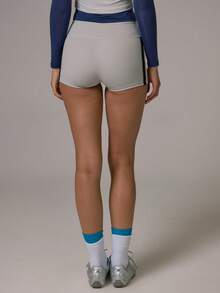 Musera Sport شورت رياضي قصير ضيق بخصر عالي وتفاصيل خطوط جانبية، مناسب للجيم والبيلاتس والجري اليومي - رمادي فاتح - مشاهدة 6