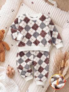 SHEIN Vintaside Kids 2件組 男童英倫風幾何菱格紋毛絨運動衫與長褲套裝，親膚柔軟秋冬穿搭 - 杏色 - 查看 2
