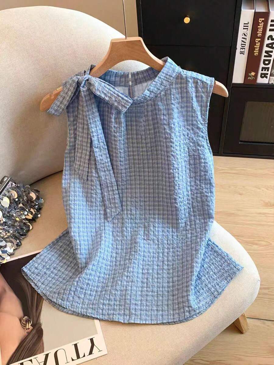 SHEIN Franclia 2026新款女款格紋無袖上衣,極簡半高領側邊蝴蝶結裝飾背心,輕盈壓褶面料,背部鏤空鈕扣設計,適合職場與日常穿著 - 藍色 - 查看 1