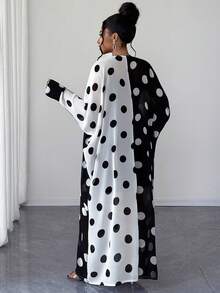 SHEIN CURVE+ Gaun Ukuran Besar Wanita Motif Polkadot Blok Warna Hitam Putih, Belahan Transparan, Lengan Kelelawar, Jahitan Seksi - MultiWarna - View 2