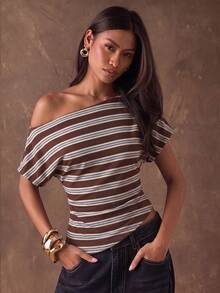 SHEIN BAE 休閒極簡風棕色與藍色條紋滿版印花女款不對稱領寬鬆T恤，適合春夏度假 - 彩色 - 查看 5