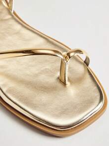 SHUZIA #UrbanLuxe 女士电镀金 TPU 绑带浅金色踝带环趾平底凉鞋 – 优雅、简约、奢华的日常风格。 - 金色 - 查看 7
