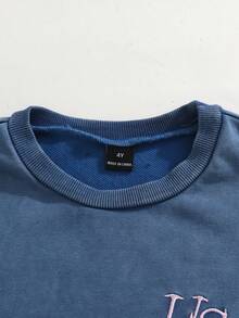 SHEIN Playful Pals 女童新款黑色酸洗休閒寬鬆俏皮可愛英文刺繡圓領羅紋針織牛仔套裝 2 件組，春秋冬必備，簡約時尚百搭，日常穿著新款針織牛仔套裝 - 藍色 - 查看 6