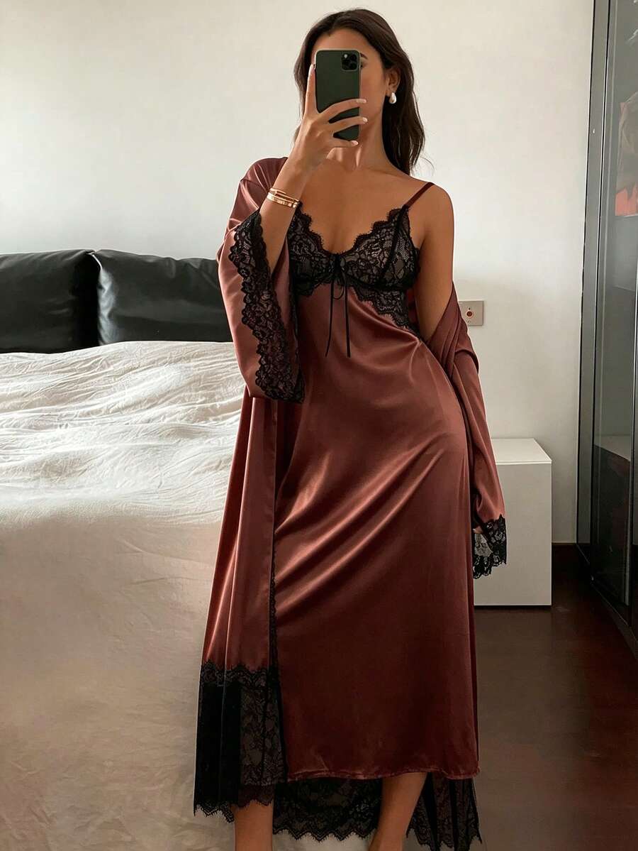 DAZY 2件組女款迷人對比色蕾絲拼接長款睡袍與細肩帶洋裝睡衣套裝 - 紅木色 - 查看 1