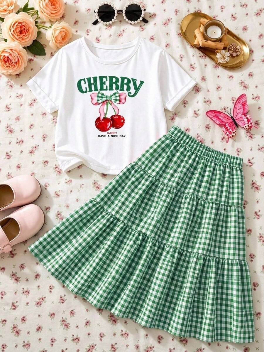 SHEIN Genkimix Kids 女童大蝴蝶結裝飾櫻桃字母印花休閒圓領短袖T恤 + 鈕扣裝飾格紋長裙套裝,夏季 - 綠色 - 查看 1