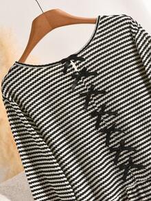 CosyJoli Kaos Fashion Wanita Ukuran Besar Leher Bulat Motif Garis-garis dengan Desain Pita di Bagian Belakang - Hitam dan Putih - View 4