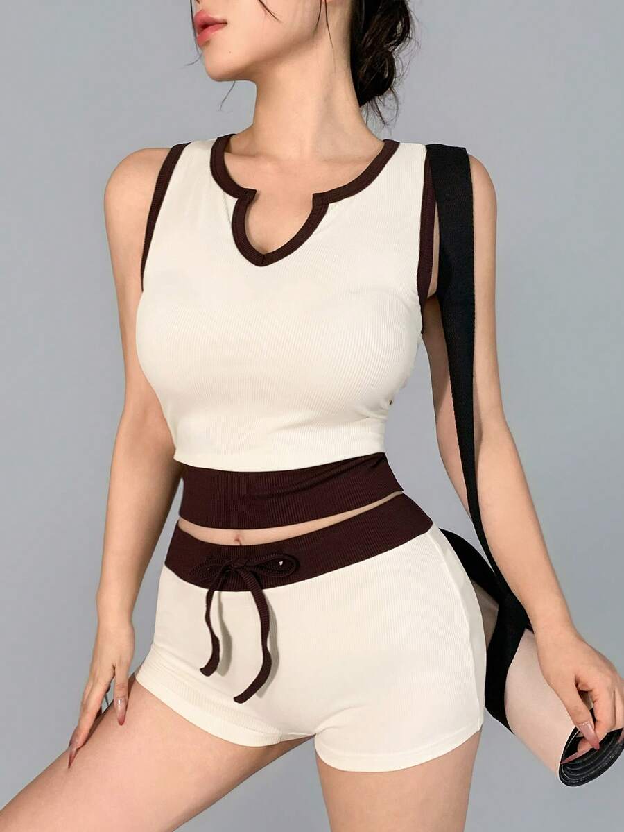 DAZY Conjunto de ropa deportiva casual para mujer de estilo coreano para verano y otoño, top corto de tirantes con cuello en V y bloques de color beige y marrón & shorts con cordón - Beis - Ver 1