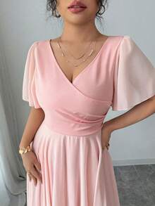 SHEIN PETITE CURVE 大码短款女士春夏新款柔软优雅V领雪纺连衣裙，泡泡袖收腰长裙。适合浪漫婚礼、花园派对、情人节装扮、红毯活动、高雅音乐节、轻柔嘉年华和正式场合：柔美优雅的时尚风格，简约大码女装。 - 粉色 - 查看 4