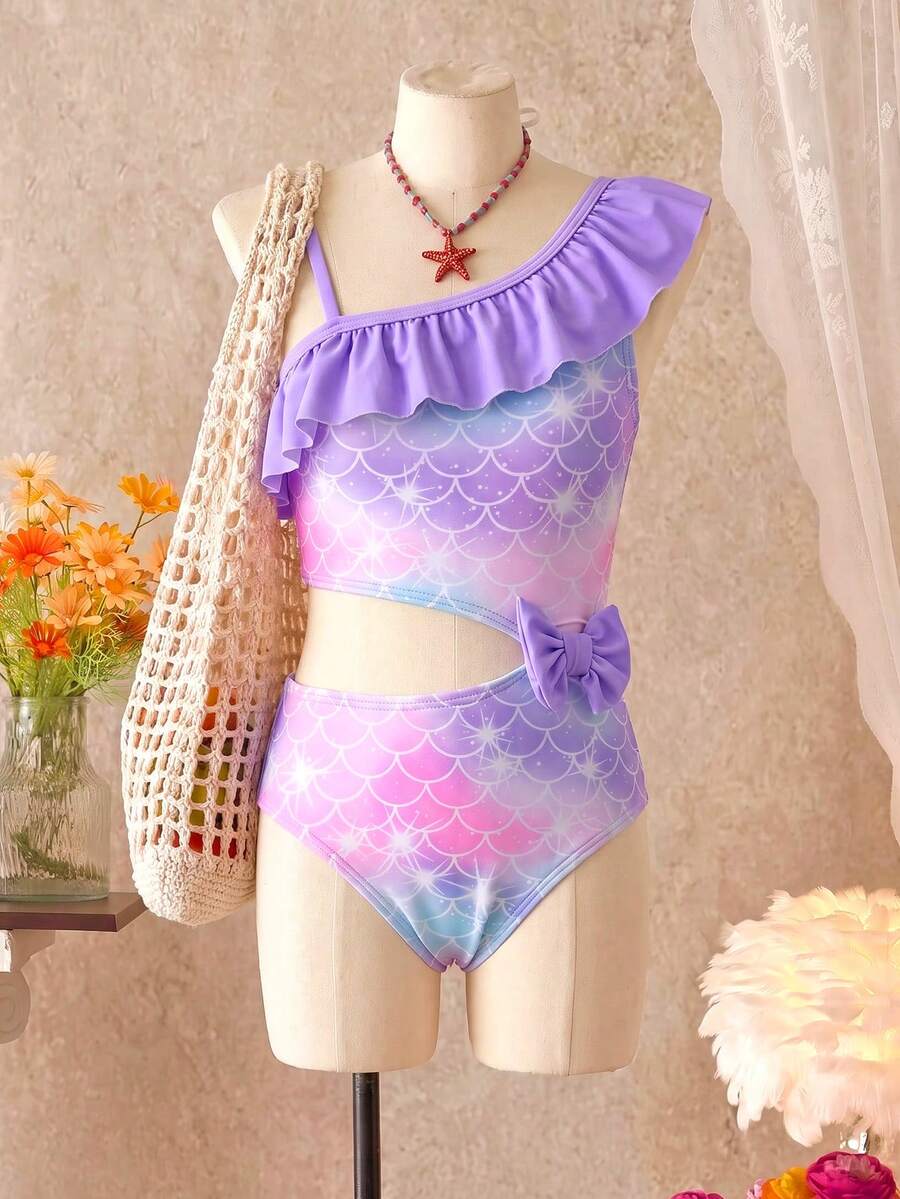 SHEIN 少女款粉藍紫馬卡龍漸層底色 3D 白色魚鱗紋飾 細閃亮片裝飾 單側細肩帶 可調節另一側淺紫色大荷葉蕾絲 時尚連身泳衣 休閒精緻迷人淑女風 - 彩色 - 查看 1