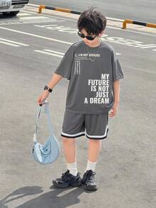 SHEIN Little Byeori 青少年男孩休閒街頭風字母印花圓領套頭短袖寬鬆T恤與針織短褲2件套，適合日常穿著、運動、外出、學校、聚會、假期、表演、拍照、返校季、春夏、畢業，男孩套裝，夏季穿搭 - 灰色 - 查看 5