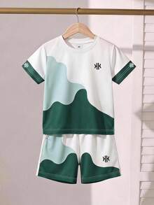 SHEIN Streecool Kids 男童「LIMITLESS」字母印花霧藍色與奶油白雙色對比刷筆潑墨字母短袖套裝，兒童夏季運動休閒軟針織T恤與短褲兩件套，上下套裝設計，運動風男童T恤套裝 - 彩色 - 查看 5