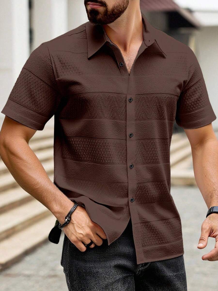 Manfinity Homme قميص رجالي بلون موحد بسيط بأزرار كاجوال بأكمام قصيرة هدية للصديق، رسمي - شوكولاته بني - مشاهدة 1