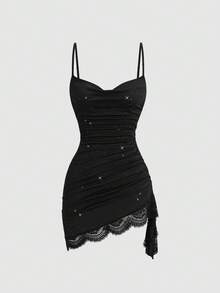 SHEIN Tall Gaun Mini Pendek Hitam Seksi Model Musim Panas untuk Wanita dengan Tali Bahu Tipis, Kerah Model Cowl, Hiasan Renda Kontras, Detail Kerut, Tali Serut, dan Hem Asimetris yang Melangsingkan. - Hitam - View 3