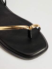 SHUZIA Urban Luxe 女士电镀金 TPU 绑带黑色踝带环趾平底凉鞋 – 优雅、简约、奢华的日常风格。夏季鞋履 - 黑色 - 查看 7