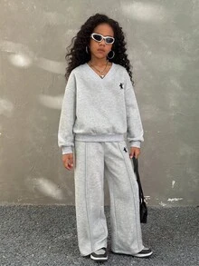 SHEIN 兒童青少年女孩灰色兩件套，印花返校秋季休閒校園風 V 領毛茸茸柔軟彈性運動衫與寬腿針織運動長褲 - 灰色 - 查看 4