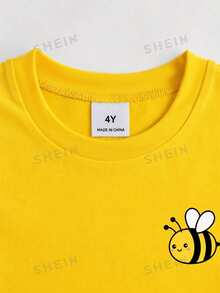 SHEIN 男童 2 件組短袖 T 恤與短褲套裝，亮黃色素色針織圓領 T 恤胸前印小蜜蜂圖案，搭配黃白條紋滿版蜜蜂印花梭織短褲，簡約黃色短袖上衣與條紋短褲套裝，適合 4-7 歲 - 彩色 - 查看 4