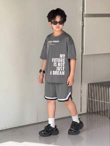 SHEIN Little Byeori 青少年男孩休閒街頭風字母印花圓領套頭短袖寬鬆T恤與針織短褲2件套，適合日常穿著、運動、外出、學校、聚會、假期、表演、拍照、返校季、春夏、畢業，男孩套裝，夏季穿搭 - 灰色 - 查看 4