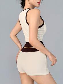 DAZY Conjunto de ropa deportiva casual para mujer de estilo coreano para verano y otoño, top corto de tirantes con cuello en V y bloques de color beige y marrón & shorts con cordón - Beis - Ver 3