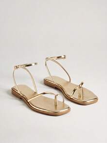 SHUZIA #UrbanLuxe 女士电镀金 TPU 绑带浅金色踝带环趾平底凉鞋 – 优雅、简约、奢华的日常风格。 - 金色 - 查看 6